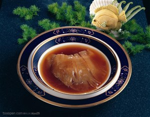 养生食补-瓷碗中的鱼翅