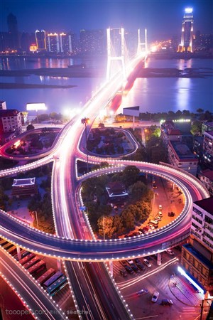 城市夜景高架桥和跨江大桥