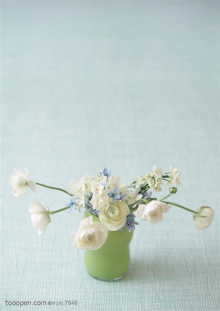 家俱饰品-插座小花瓶里的小白花