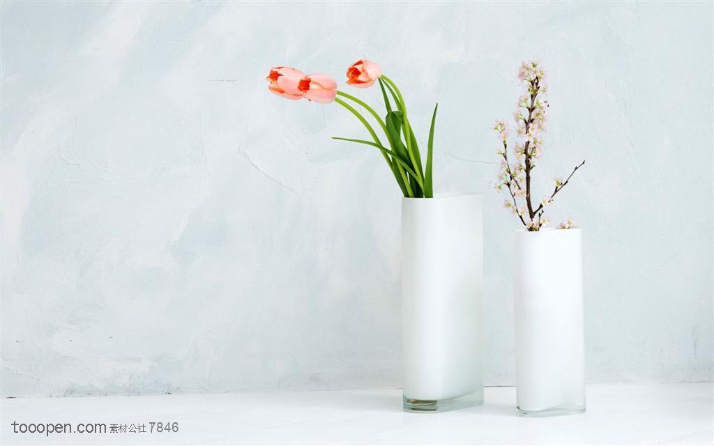 家俱饰品-两个长方形的花瓶里装着花朵