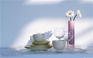 家俱饰品- 托盘里摆放在一起的碗碟杯子和花瓶