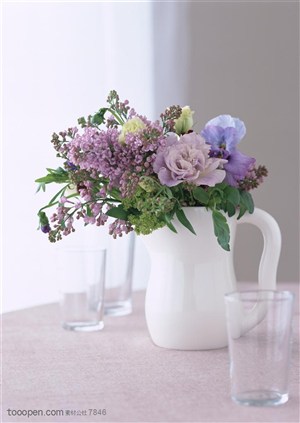 家俱饰品-放在陶瓷花瓶里的紫色花朵
