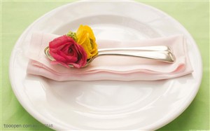 家俱饰品-放在圆形餐盘里的勺子和花朵