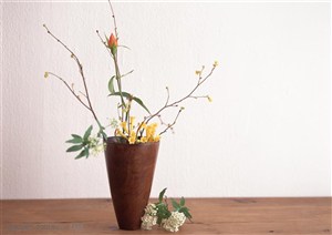 家俱饰品-木质花瓶里的插花