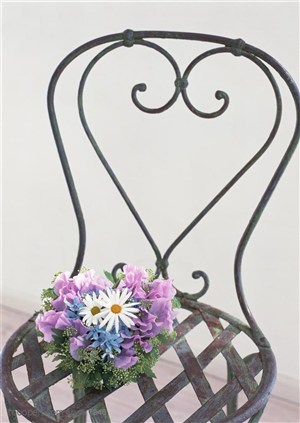 家俱饰品-铁艺椅子上摆放的鲜花
