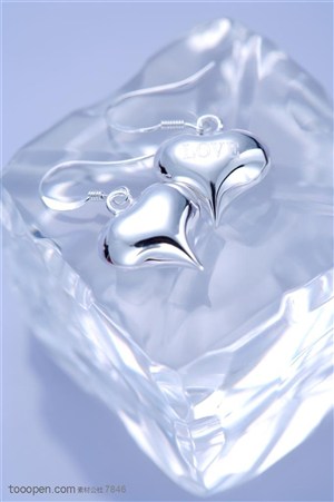 方形冰块上摆放的两个心形耳环