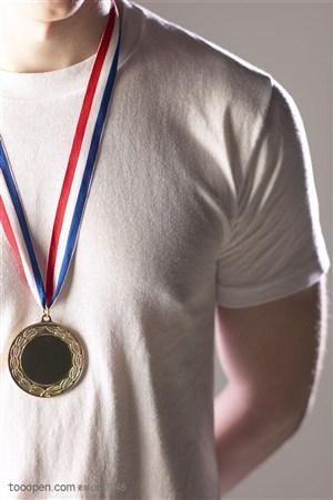 奖牌奖杯-挂在运动员脖子上的奖牌特写