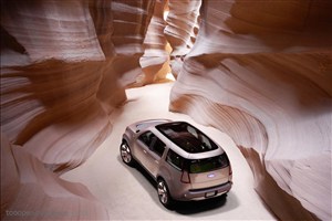 福特汽车-沙漠中的越野车