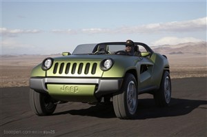 吉普越野车-沙漠中的绿色越野车