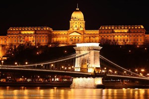 繁华都市夜景大桥和欧洲城堡
