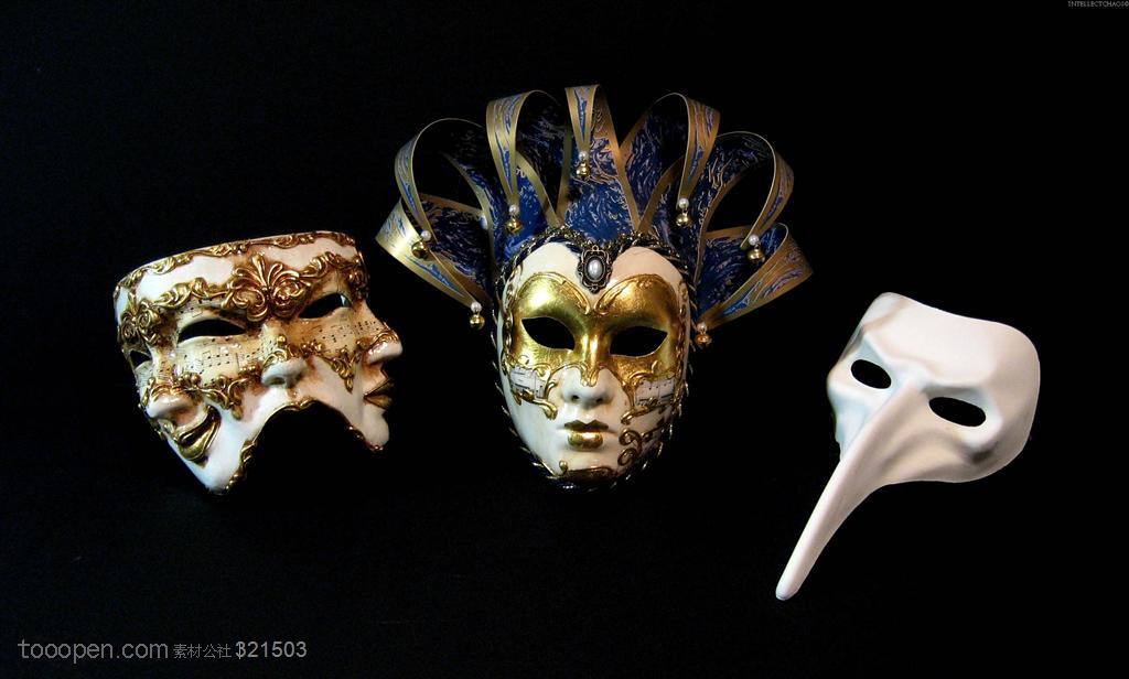 奇异面具-三个摆放在一起的奇异的面具