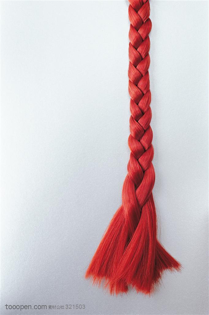 美容保养-红色的秀发编织成辫子