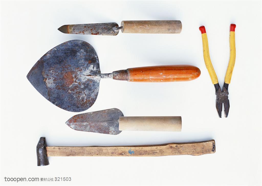 劳动工具-整齐摆放在一起的小铲子和锤子等特写