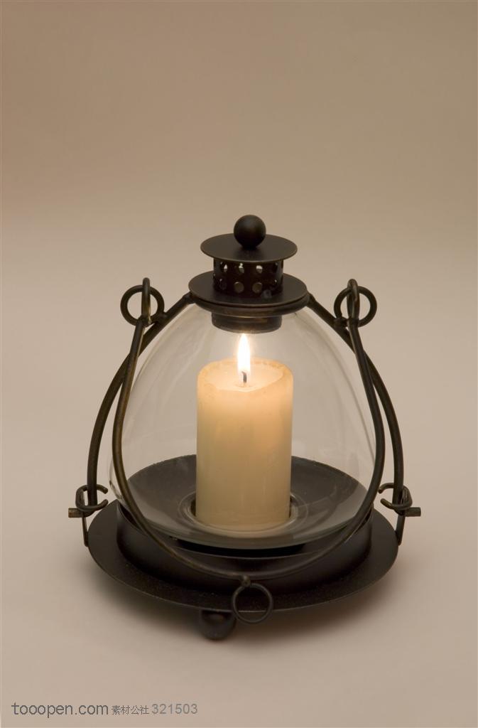 火焰-铁艺手提灯里装着白色的蜡烛