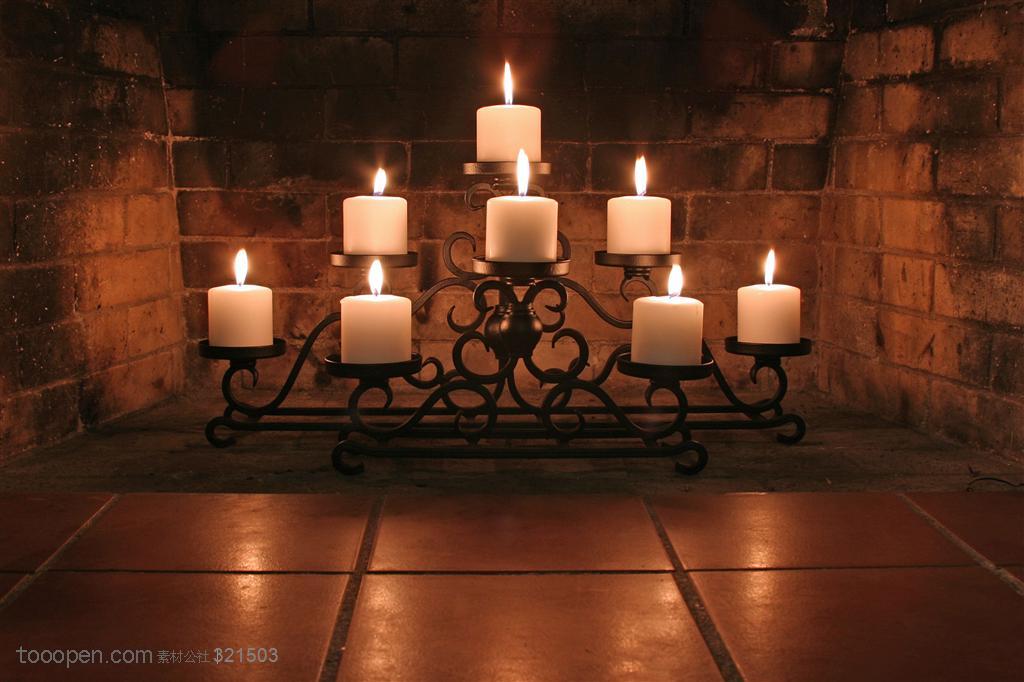 火焰-铁艺烛台上的白蜡烛特写
