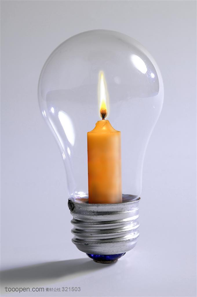 创意灯泡-灯泡中间点亮的蜡烛特写