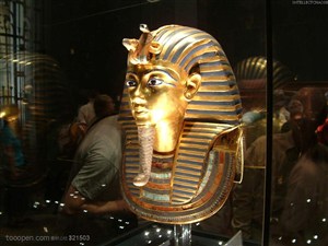 奇异面具-玻璃橱窗里的金色埃及面具