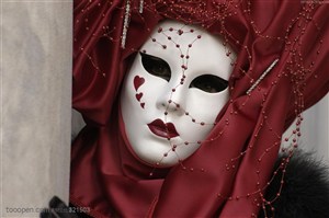 奇异面具-裹着红色头巾白底红花面具