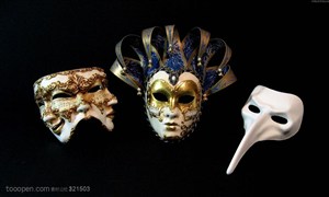 奇异面具-三个摆放在一起的奇异的面具