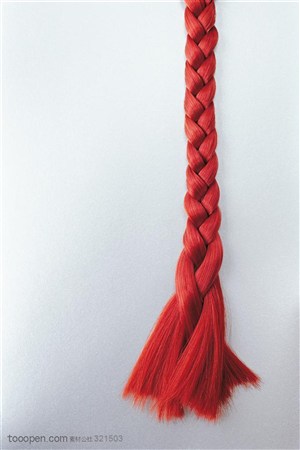 美容保养-红色的秀发编织成辫子
