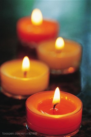美容保养-四个摆放在一起的彩色蜡烛