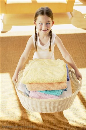 家务劳动-外国小女孩端着一盆要清洗的毛巾