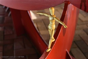 木偶肢体动作-俯视走平衡木的木偶人