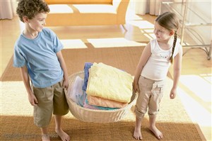 家务劳动-外国小男孩和小女孩一起提着要清洗的毛巾
