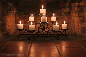 火焰-铁艺烛台上的白蜡烛特写