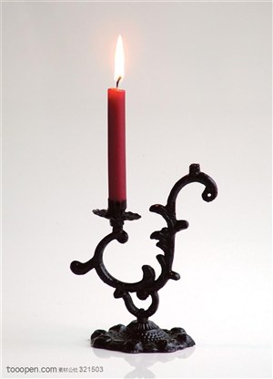 火焰-铁艺烛台上的红蜡烛特写