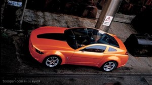 福特汽车-街道上的橙色跑车