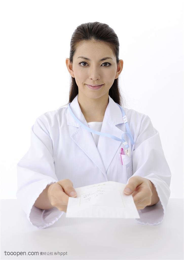 雙手遞來(lái)診斷書的醫(yī)生高清圖片