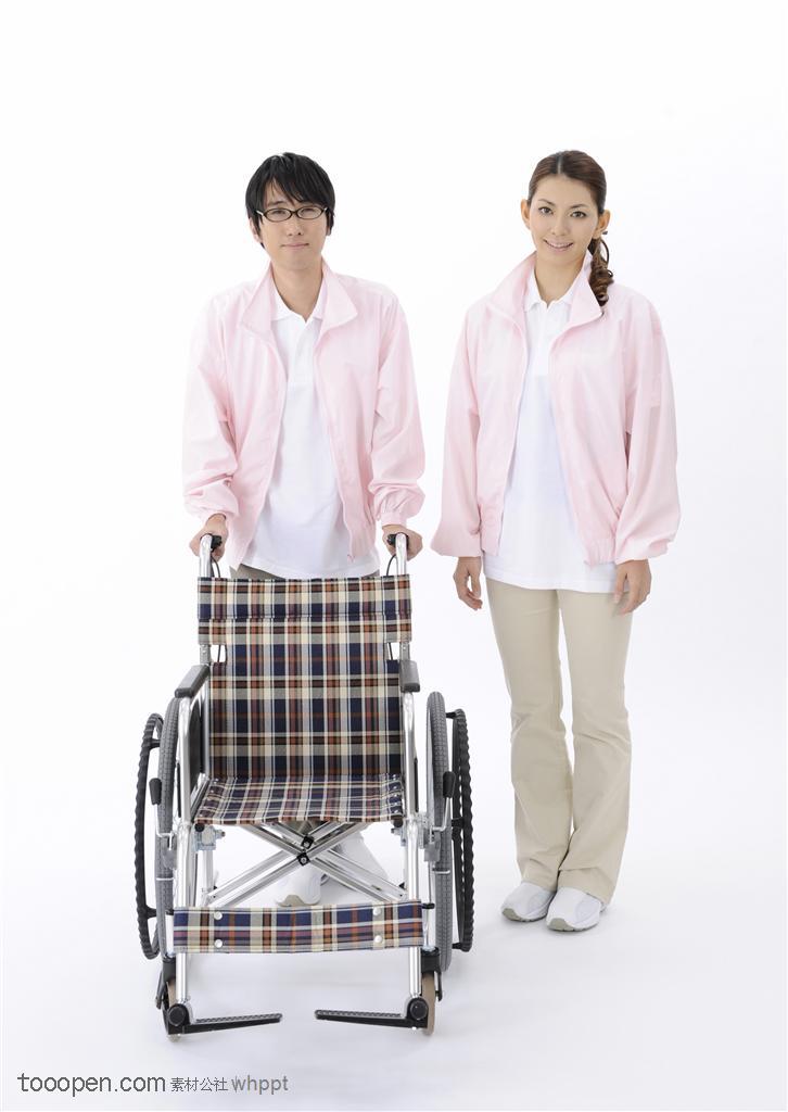 男醫(yī)生推著輪椅女醫(yī)生站在旁邊