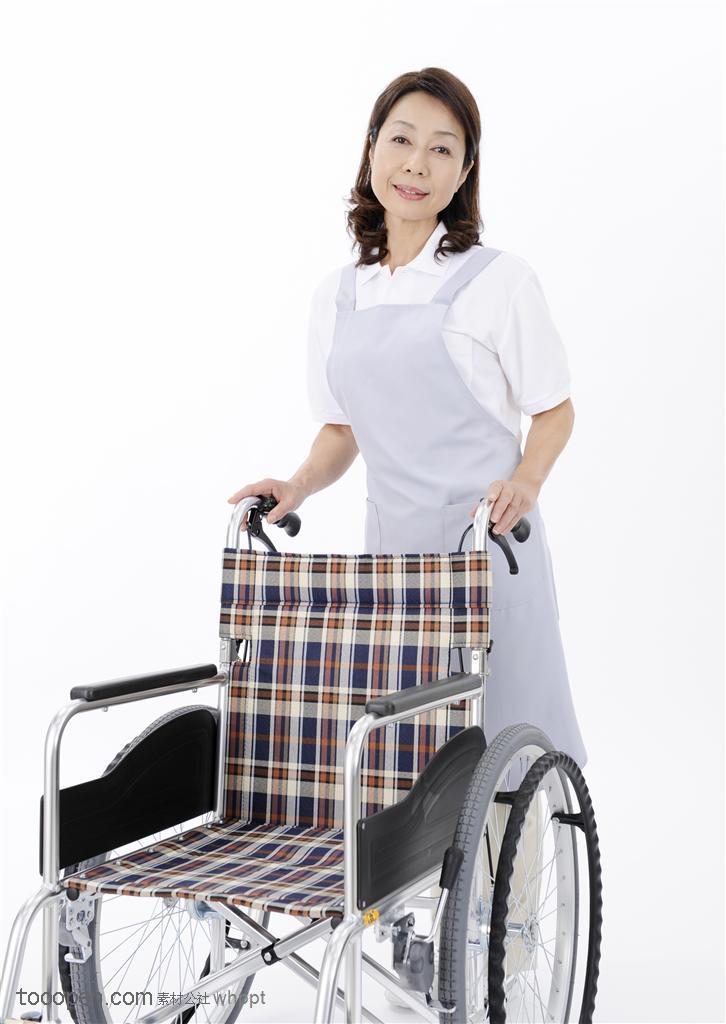 推著輪椅的女護(hù)士