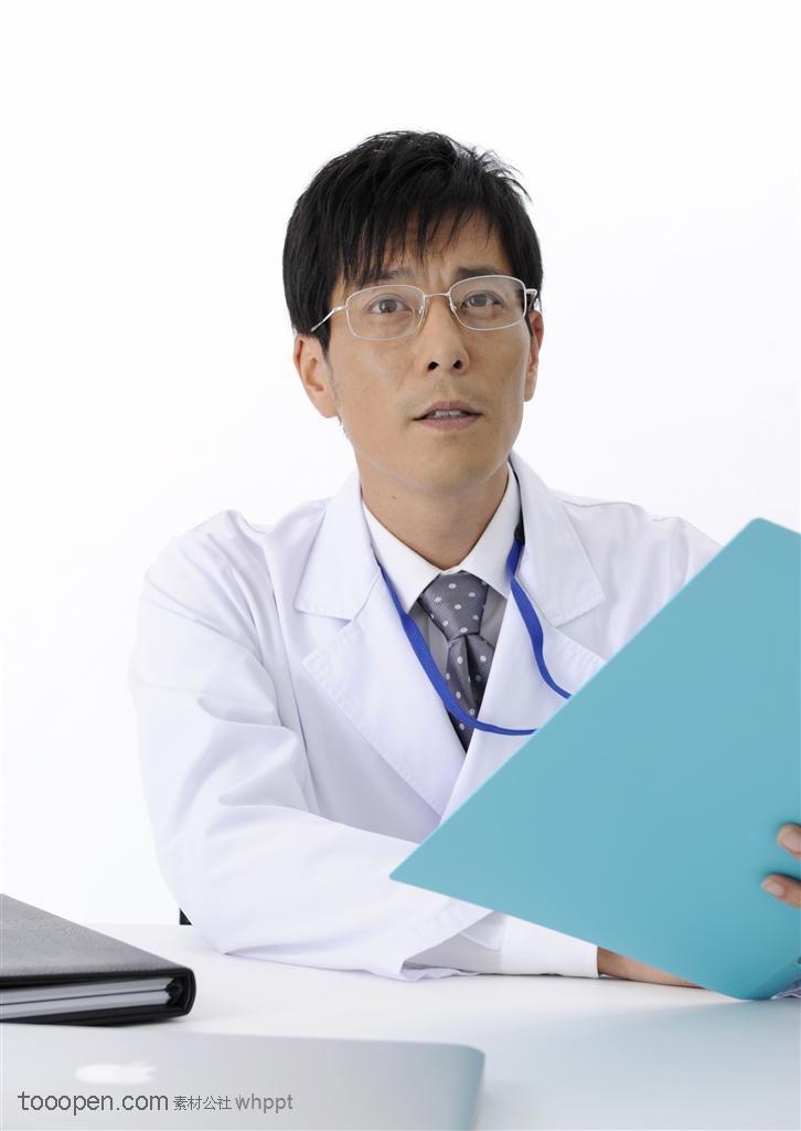 手拿文件夾戴眼鏡的男醫(yī)生
