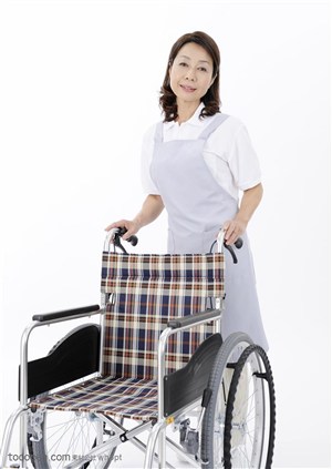 推着轮椅的女护士
