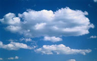 成团的云和深蓝色天空