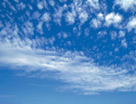 深蓝色天空和稀疏白云