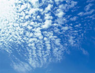 稀疏云团蓝天