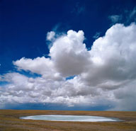 蓝天白云下平原上的冰湖
