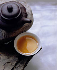 石台上的茶壶与茶杯