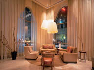 窗外对着繁华城市的会客厅沙发与吊灯