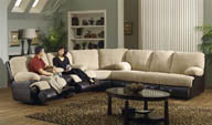 豪华简欧风格会客厅和坐在沙发的男女