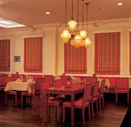 酒店餐厅与样式新颖的吊灯