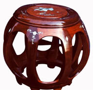 中华传统家具-棕色镂空的凳子
