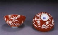 中华传统-白色的竹纹红碗