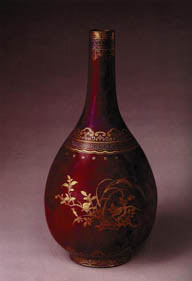 中华传统-金色花纹的红色花瓶