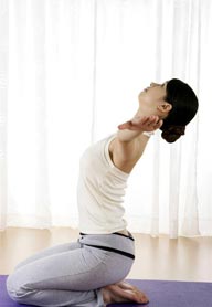 瑜伽美女-跪坐拉伸平衡