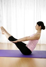 瑜伽美女-身体侧而呈V型平衡