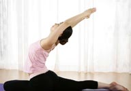 瑜伽美女-双手合十后背拉伸运动